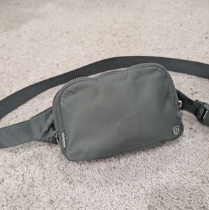 Lululemon Everywhere Belt Bag Large with Long Strap 2L, dark green (eucalyptus)